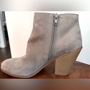 Women’s Banana Republic suede booties size 8.5.